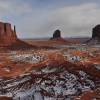 A visão clássica do Monument Valley, nessa época com neve, no Arizona, nos Estados Unidos